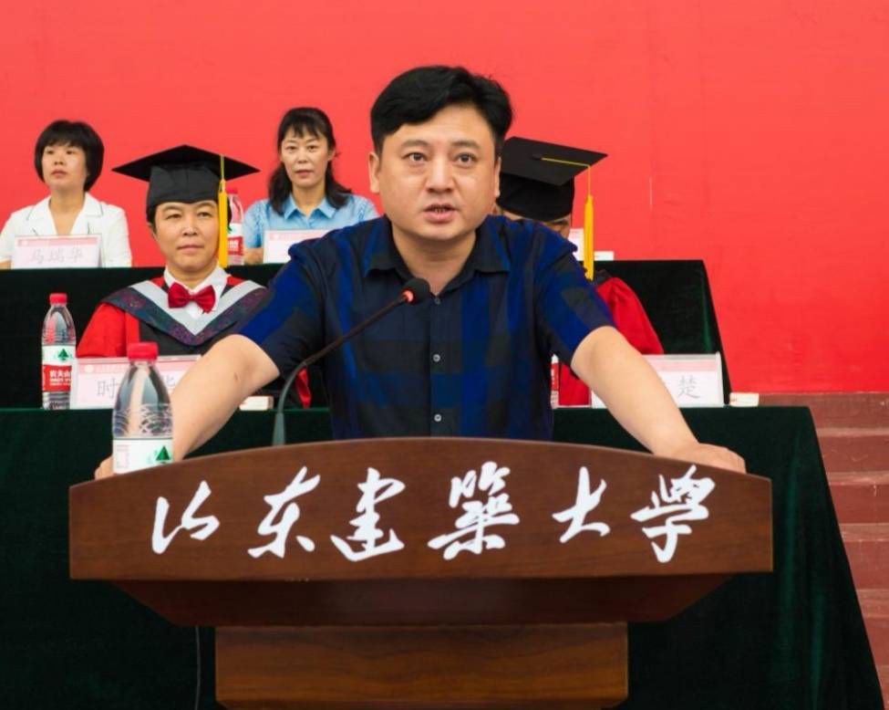 (校友代表,上海雍禾建筑规划设计有限公司总经理尹俊涛发言)(学生家长