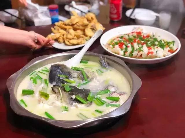 主打菜魚頭鍋為仙宮湖有機魚,清淡美味,肉質鮮嫩,乳白的魚湯鮮美無比