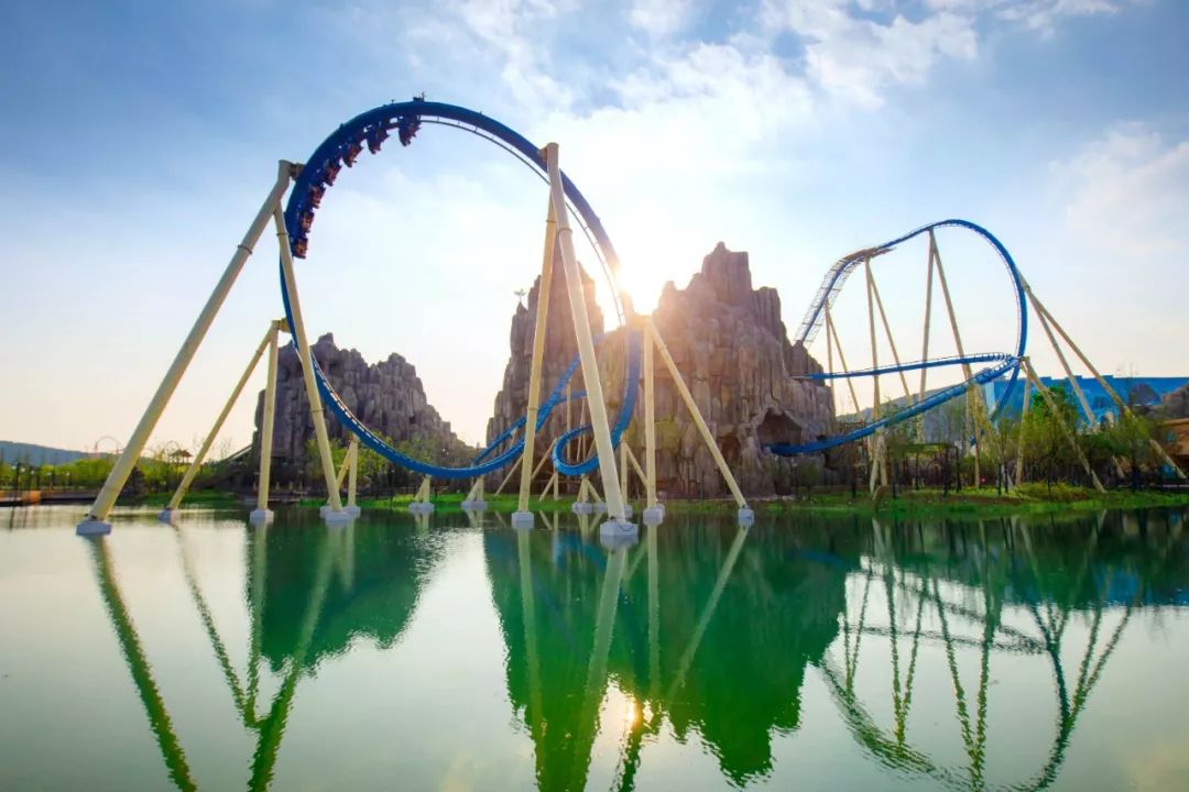 作为世界级的游乐场,自然少不了过山车项目,雄鹰飞翔,顾名思义,带着一