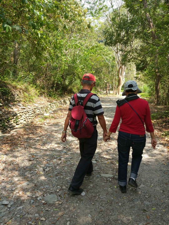 【主角】她为啥只拍背影里的爱?