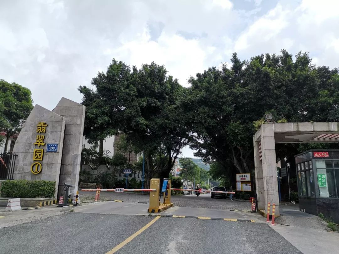 业主质疑泉州东海翡翠园别墅区为何成停车场