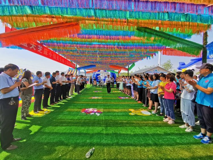 平舆县蓝天芝麻小镇天天水上乐园华美绽放_游客