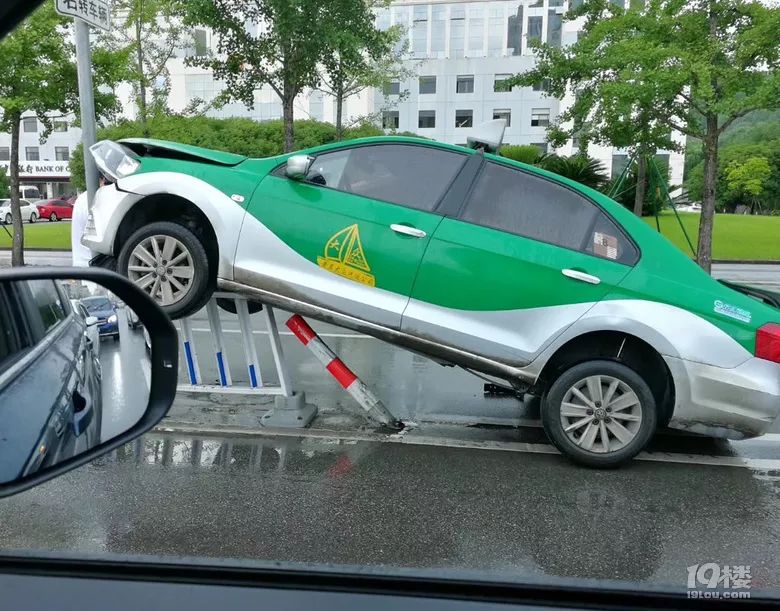 雷雨天氣嚇到老司機了嗎台州一出租車起飛失敗