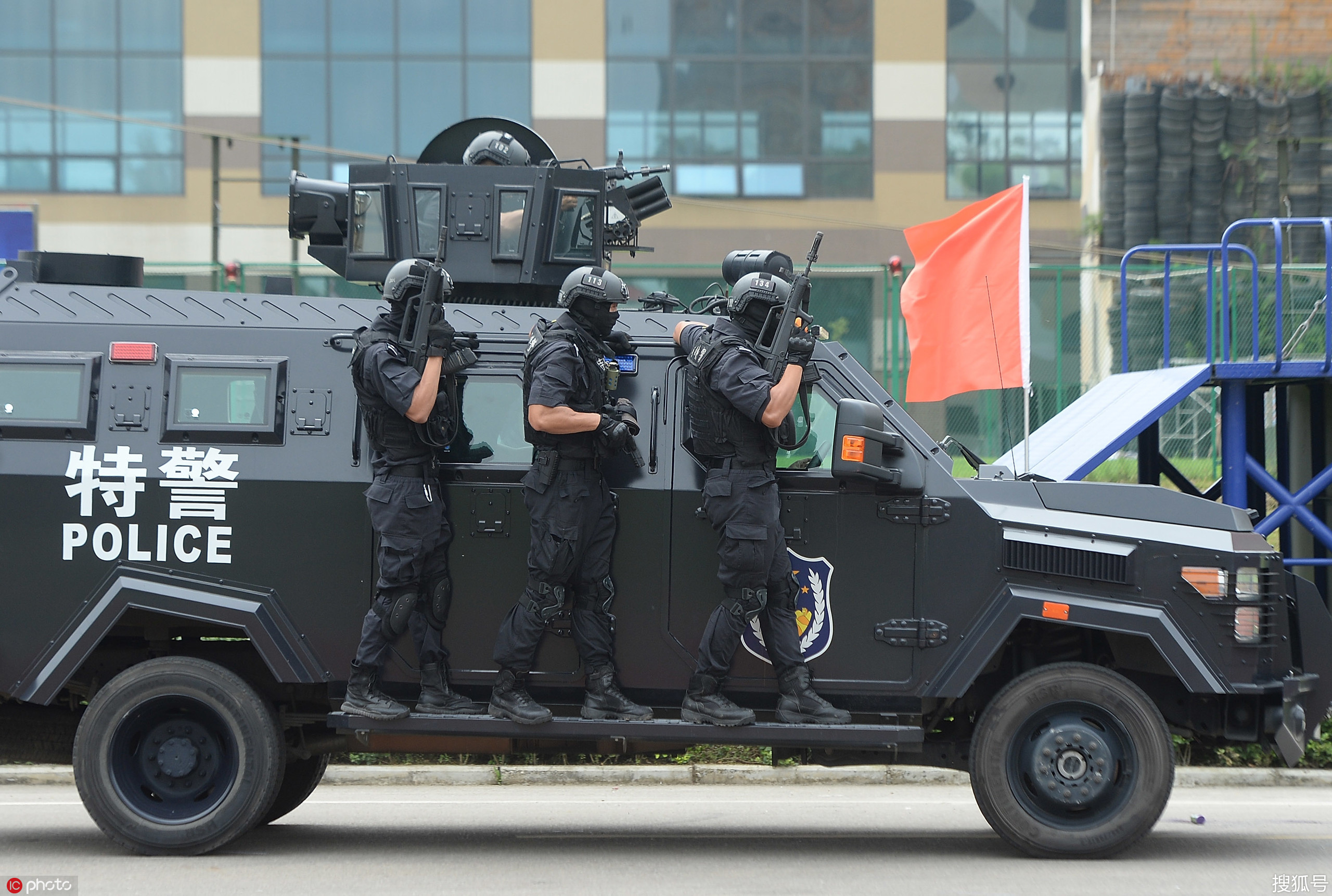 成都公安开展实战演练暨誓师大会