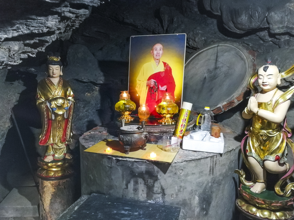 封缸法会当日,上方山古云梯半山腰以上树木上出现了极为壮观的雾凇和