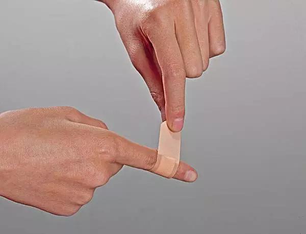 使用创可贴的六种尴尬你中招了几个