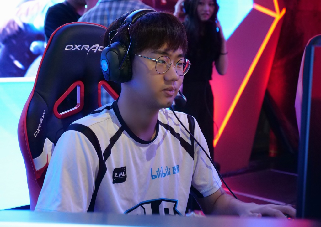 现在韩国gen俱乐部的打野选手peanut的国内微博更新,晒出了和kuro一起