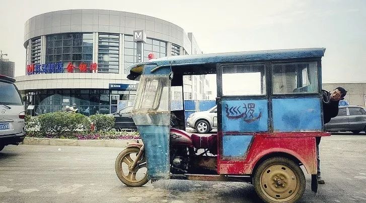 "久而久之,武汉人就把自己都市的这拨子人叫做"麻木",久而久之,乘客叫