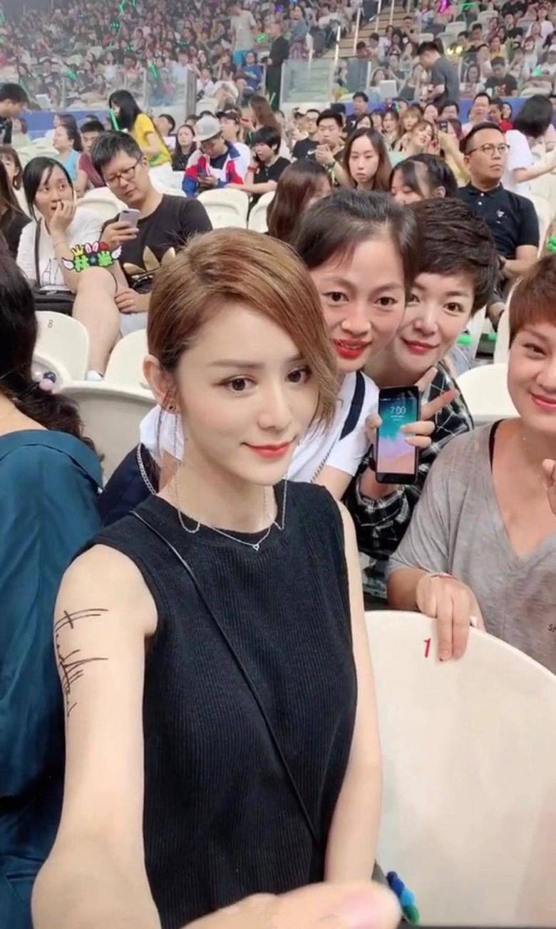 林峯演唱会女友张馨月现身 与粉丝合影似宣誓主权