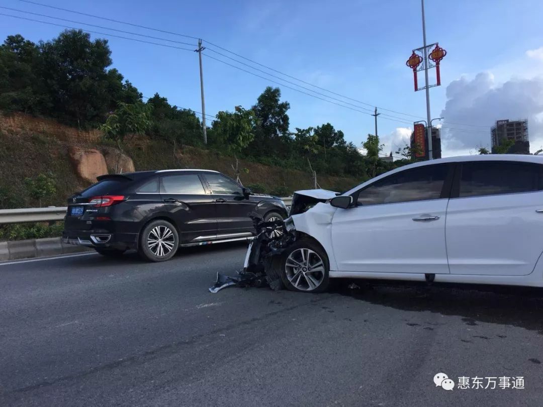 吉隆白云仔高速路口附近发生交通事故,两辆小车.