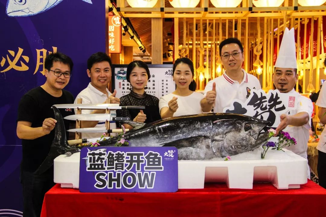 大赞| 开业撼动整个江门,160斤蓝鳍金枪鱼解体秀!_鱼身