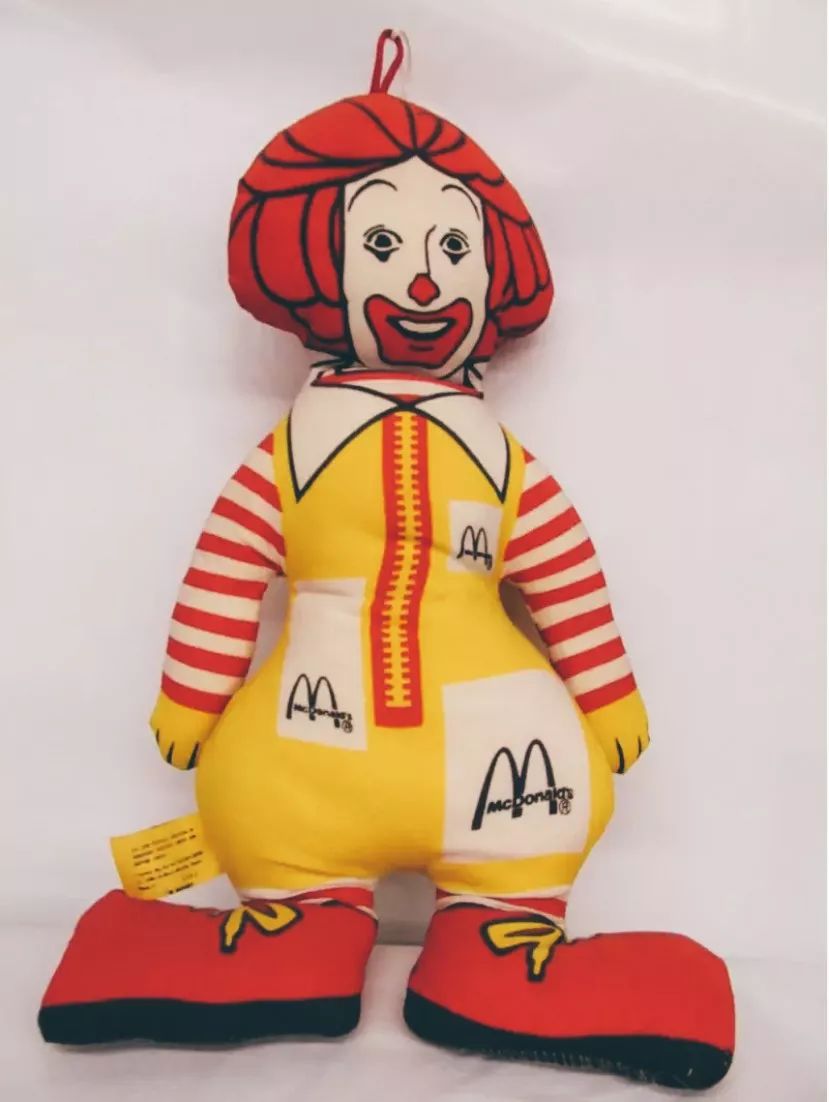 小丑恐惧症",再配以并不友善的眼神刻画,最初的麦当劳叔叔还是很容易