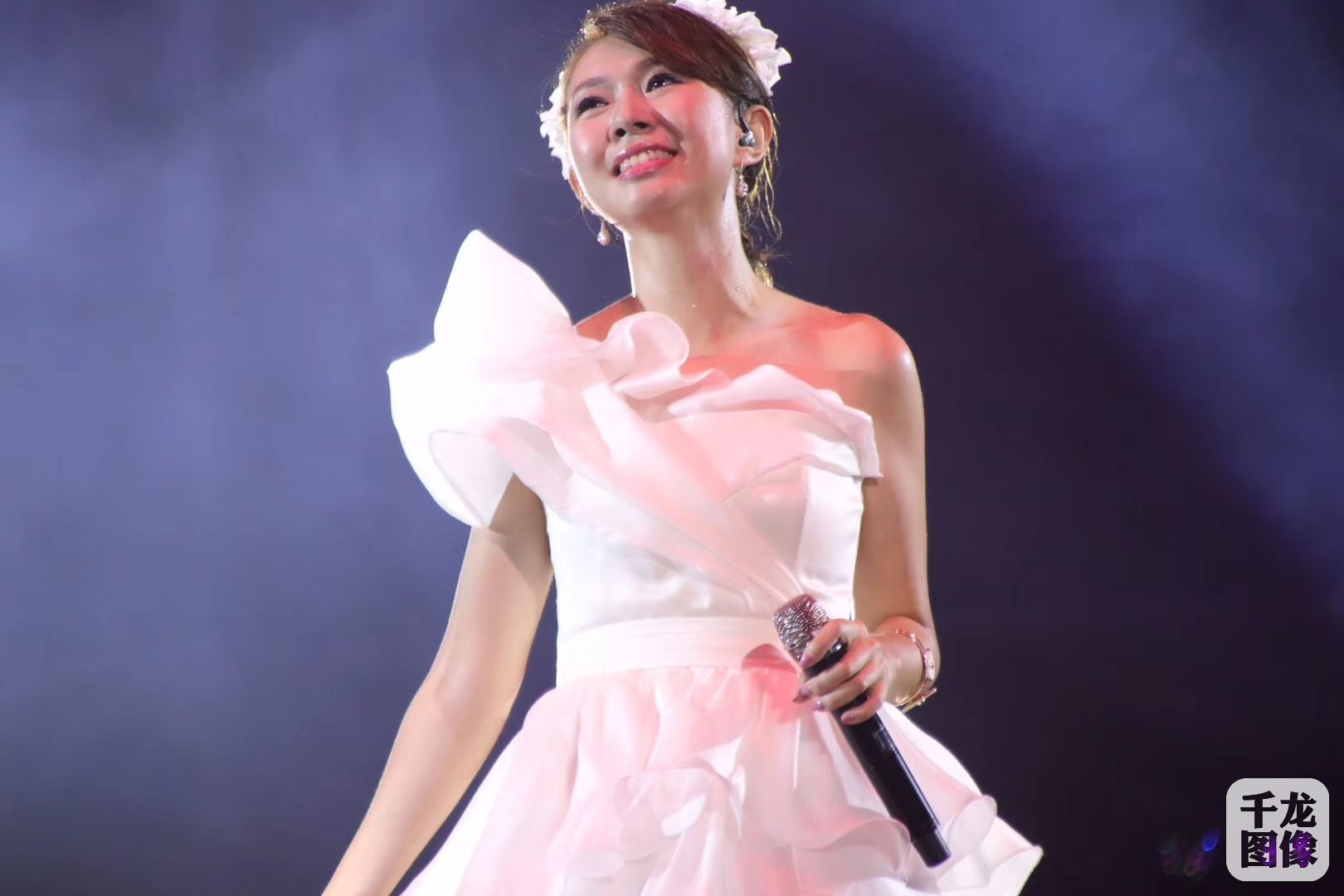 卓依婷演唱会广东惠州开唱 甜美笑容自信耀眼