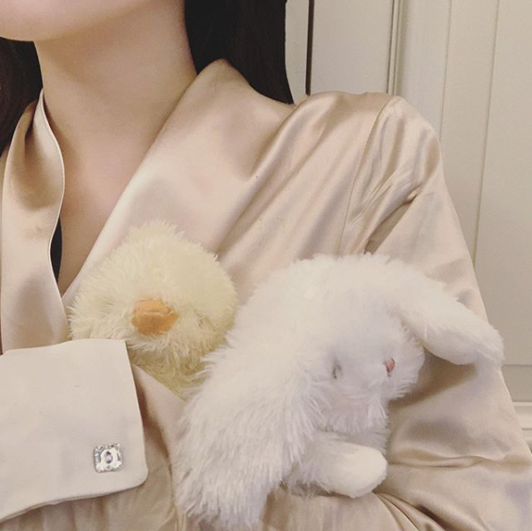 李嫣披长发变"狗狗"卖萌 穿丝质睡衣自拍很有感觉