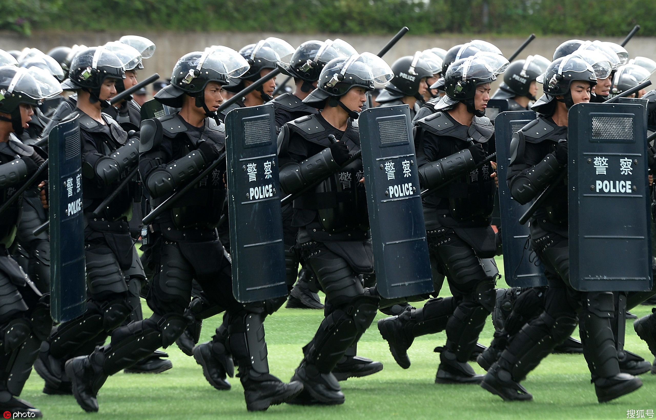 成都公安开展实战演练暨誓师大会