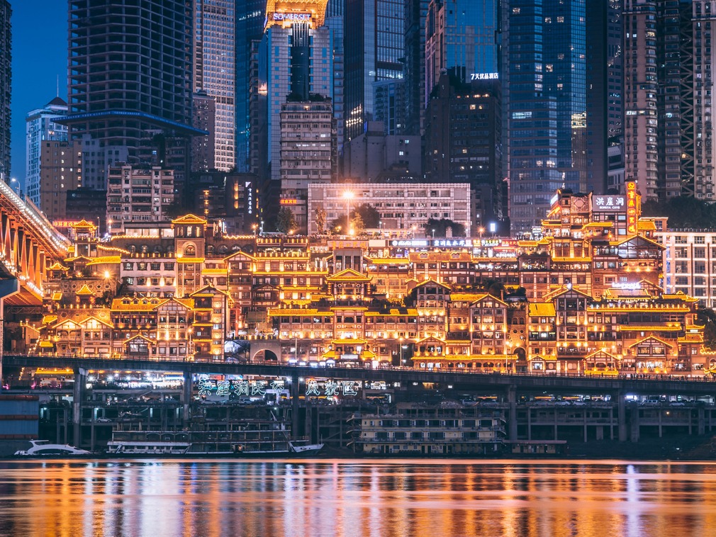 完美还原千与千寻动画场景山城重庆就有两处