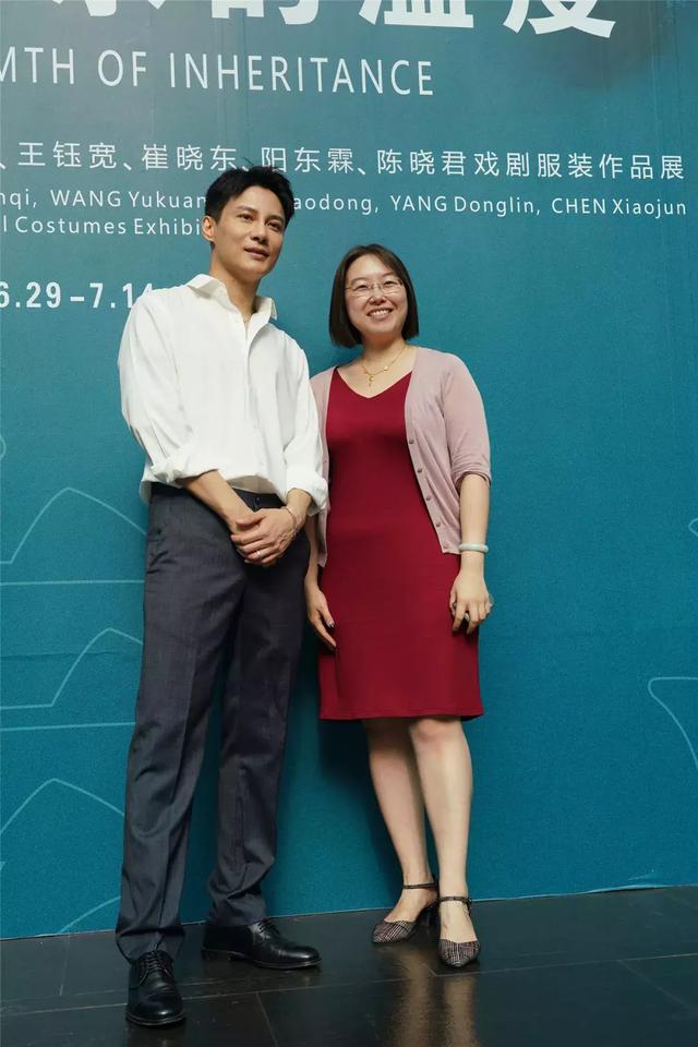韩春启合影陈晓君老师工作中韩春启老师开幕前在现场沟通工作参展设计