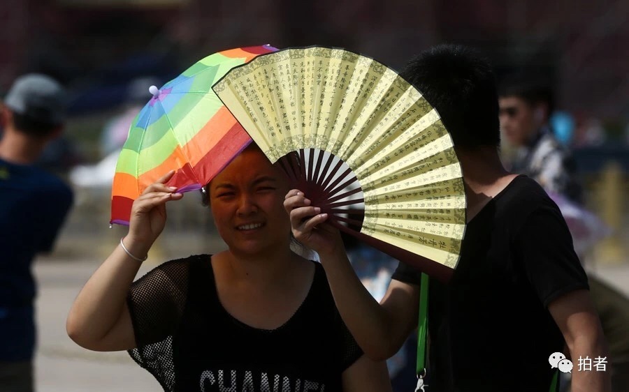 2011年6月22日,鼓楼,车夫拿着鹅毛扇在黄包车里午休