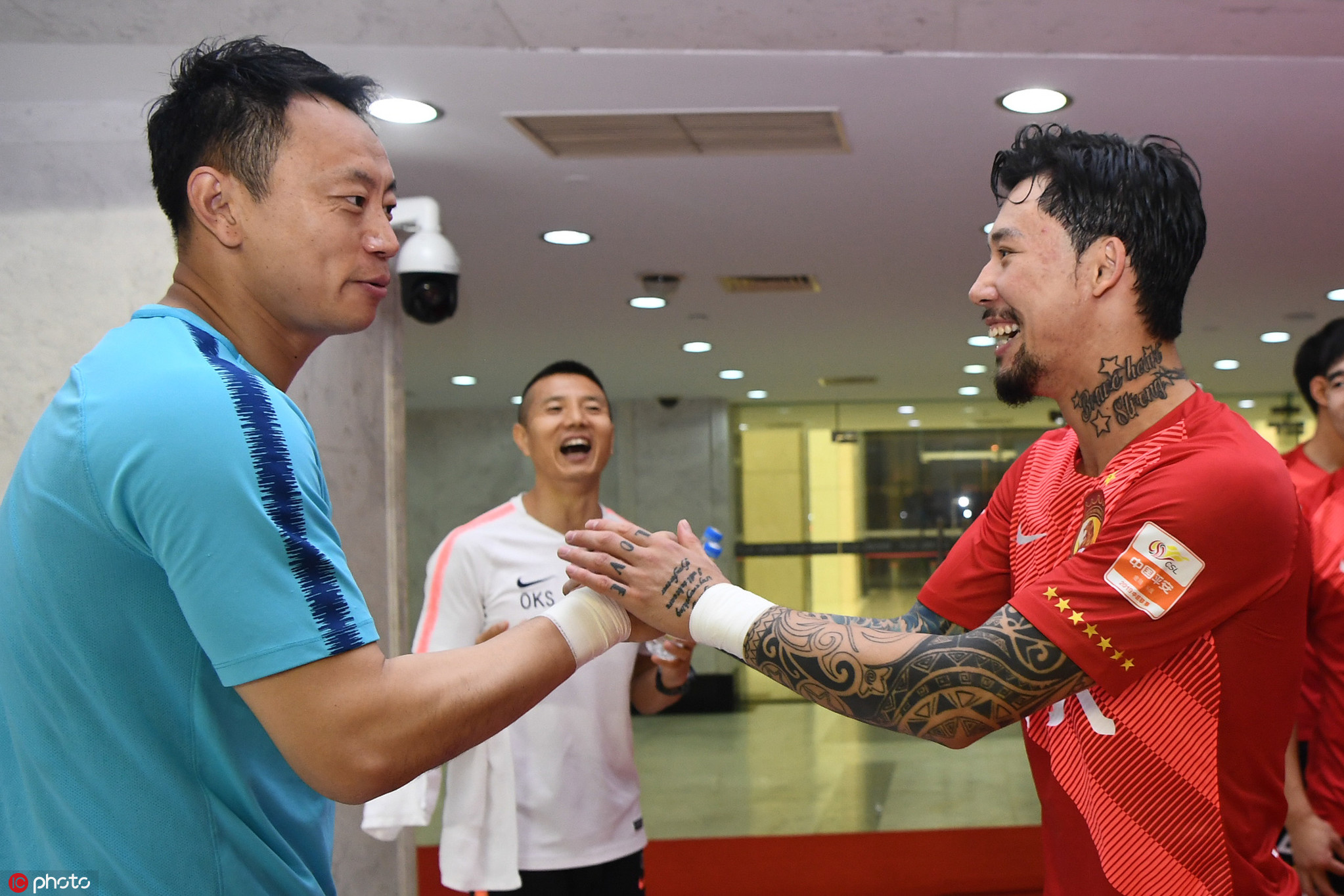 老朋友!恒大申花队员赛前寒暄,李帅和张琳芃握手