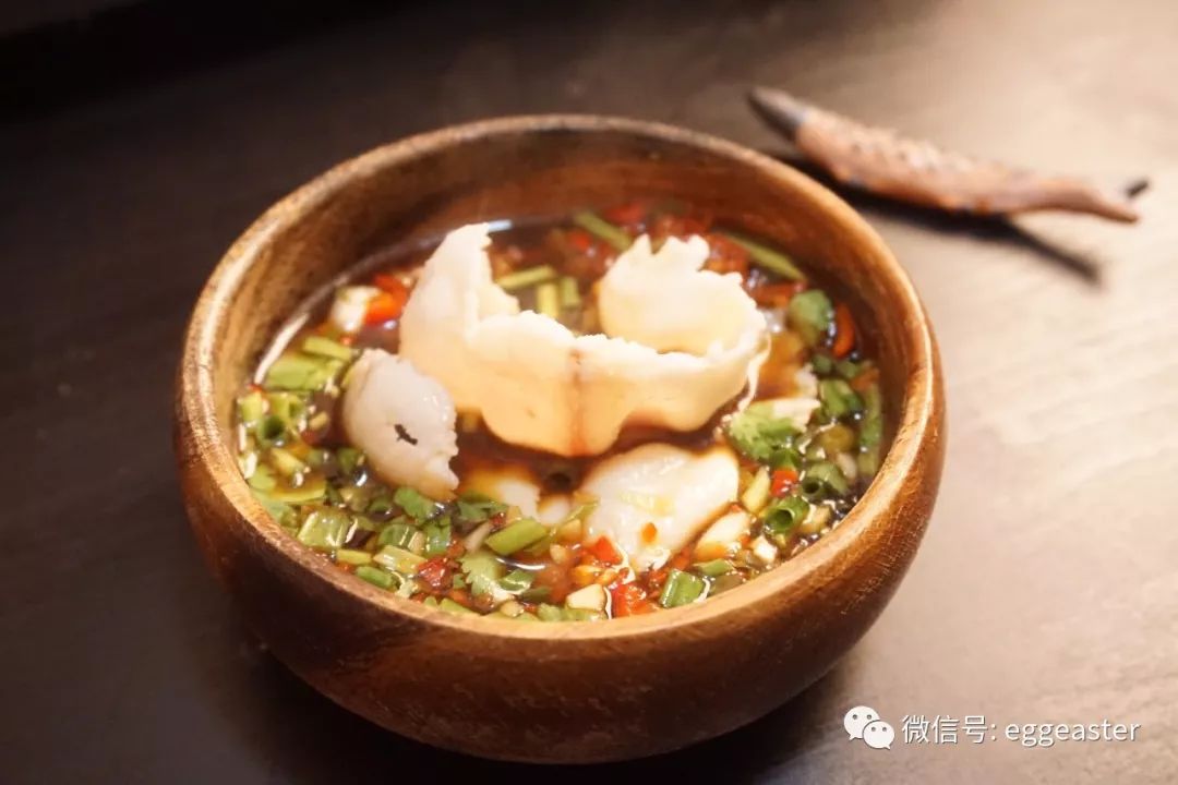 用这个鱼汤来烫鱼片,几乎不用什么调料就很好吃.