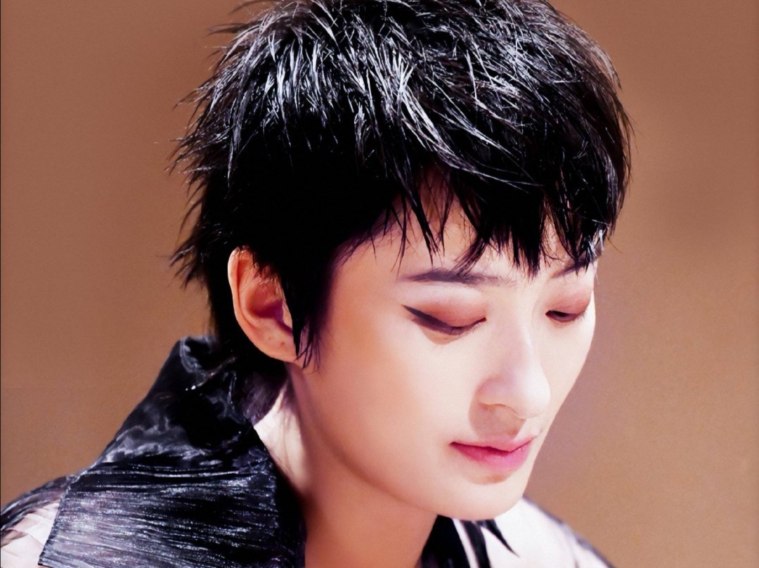 吃瓜群众标榜的独立小资女性,把曾轶可这个普通人推上巅峰,包括高晓松