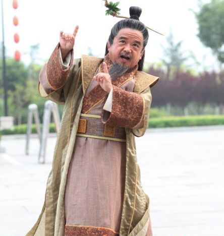 他身高128cm,王宝强曾拜他为师,娶四任老婆个个貌美如花_陈三木