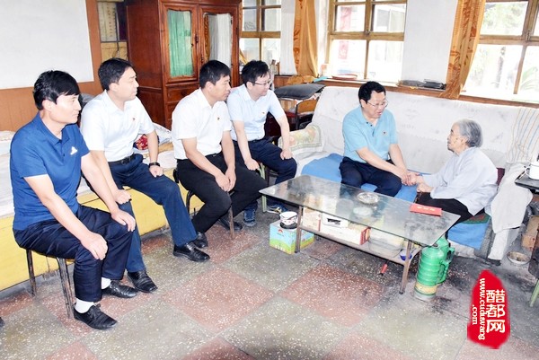 送去党组织的关怀和温暖