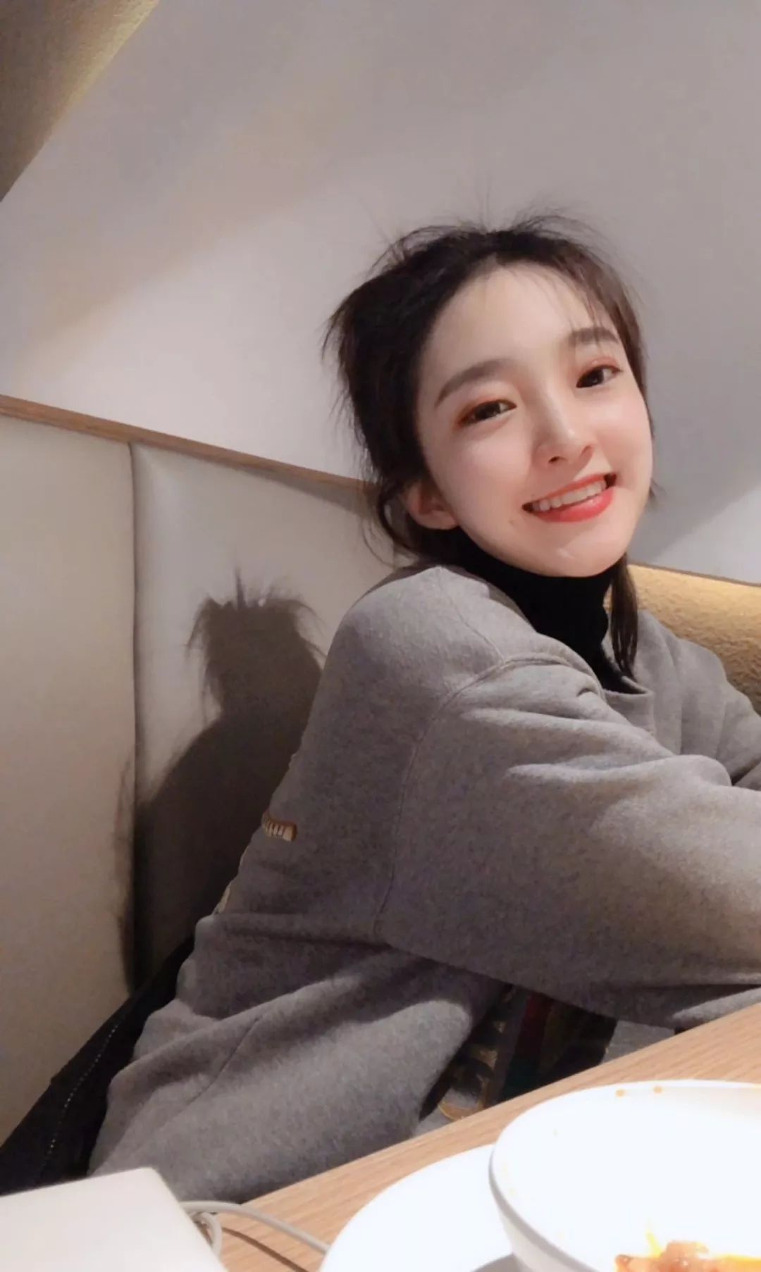 她叫做杨凯雯,94年的美少女,看起来很减龄,在电视镜头前颜值也hold住