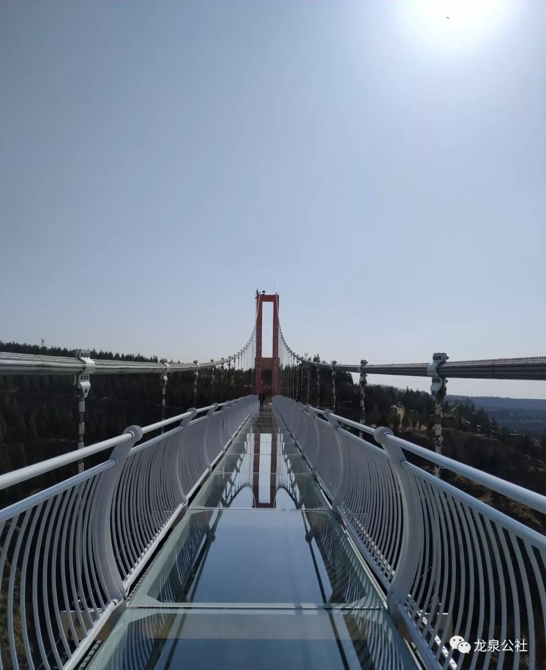 龙泉公社观光玻璃天桥飞架在景区的山谷两侧山顶上,宽2.