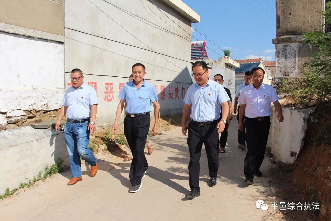 平邑县综合行政执法局党组书记局长燕杰一行到第一书记任职村慰问建国