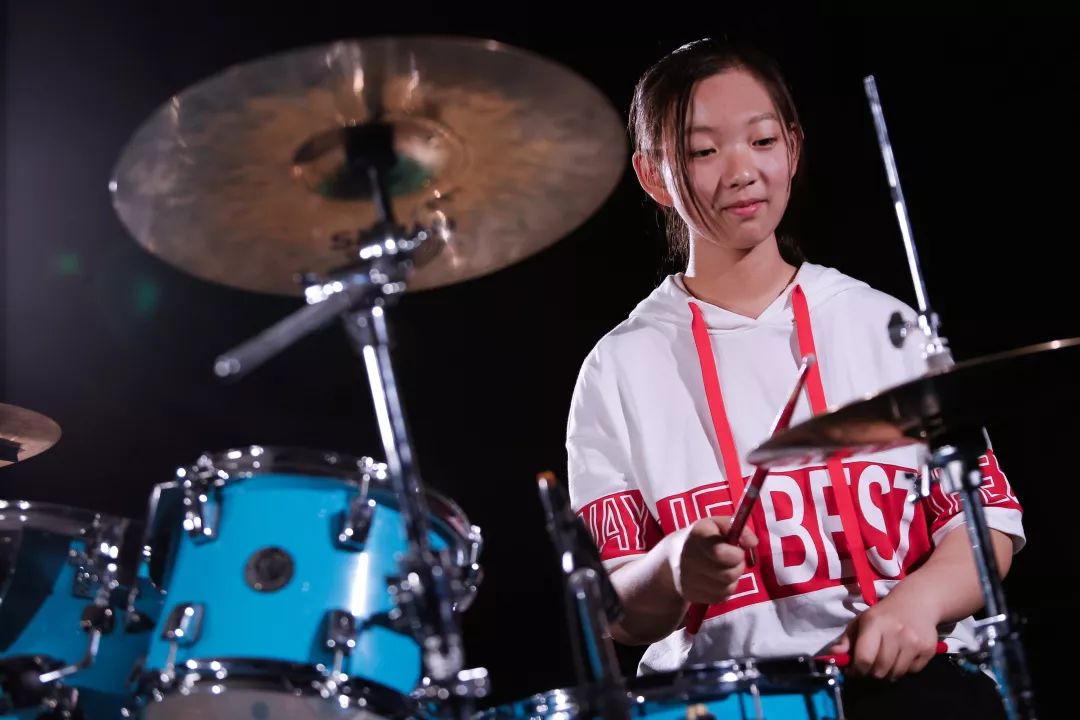 九拍少年说天赋与努力并存爱打鼓的宝藏女孩李梓萱