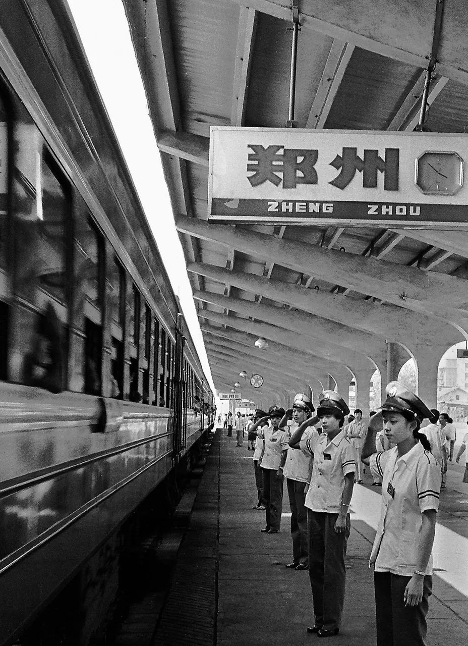 2000年1月28日疯狂叫嚣试图引爆郑州民警乘其不备扑了上去摄影