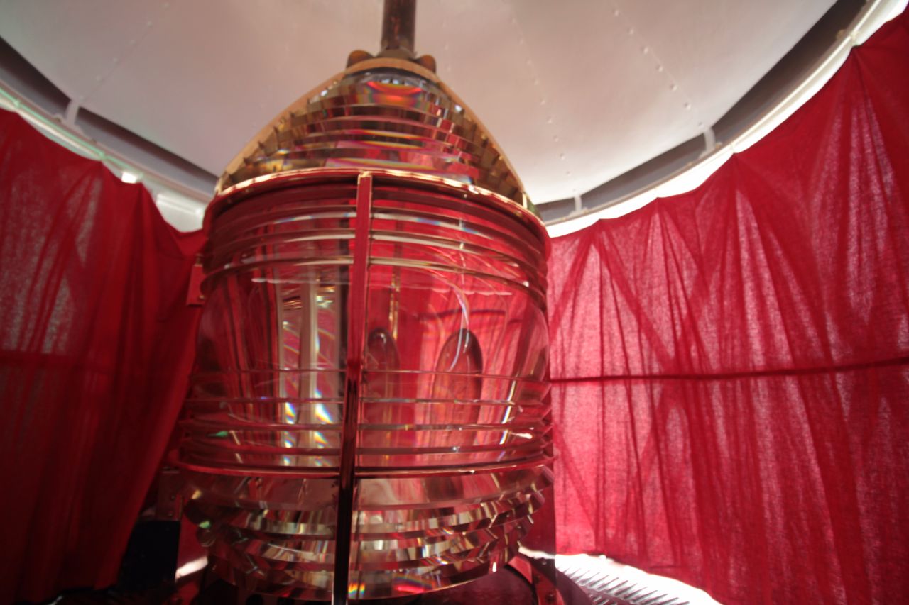 图为团岛灯塔内部的发光灯管文/图丨张富红返回搜狐,查看更多