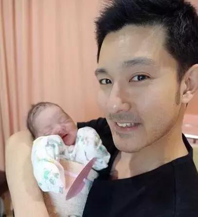 2014年4月,立威廉与女友joyce结婚;2015年1月,迎来了女儿harper.