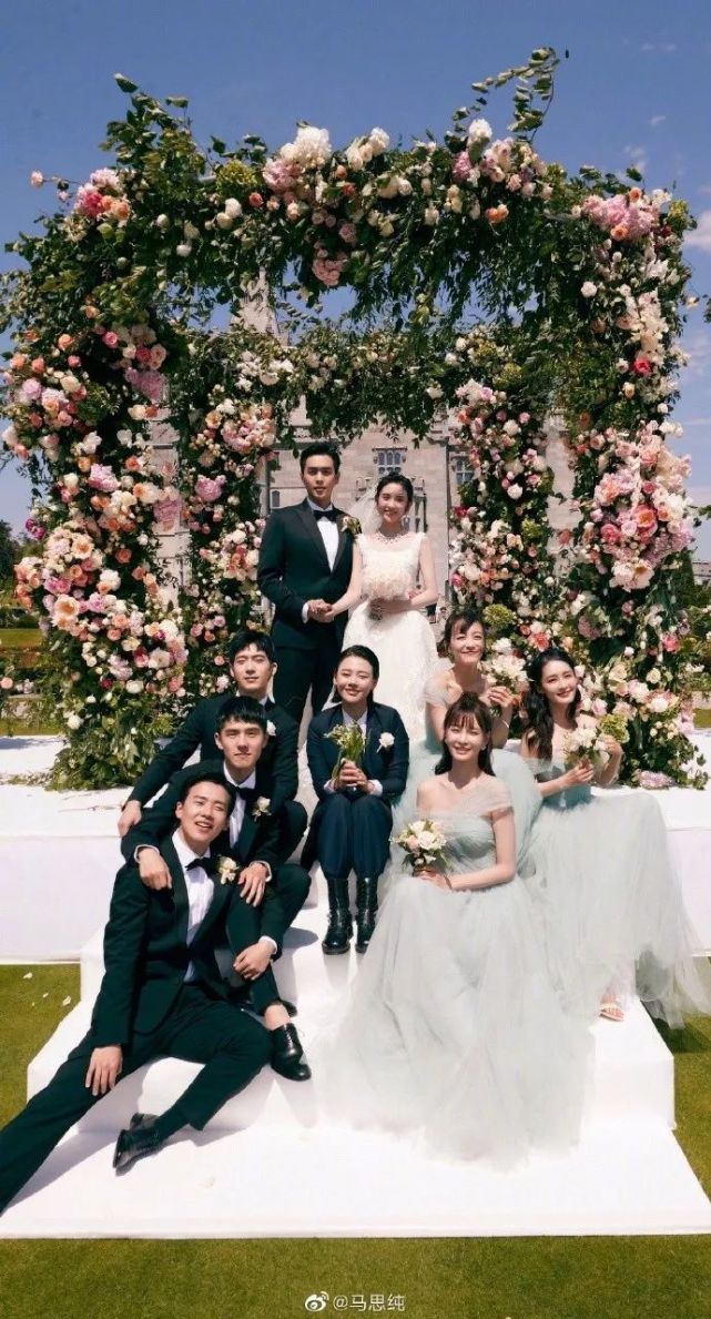 马思纯在婚礼现场被网友发现笑成了大胖子,那个笑容,就像是自己结婚一