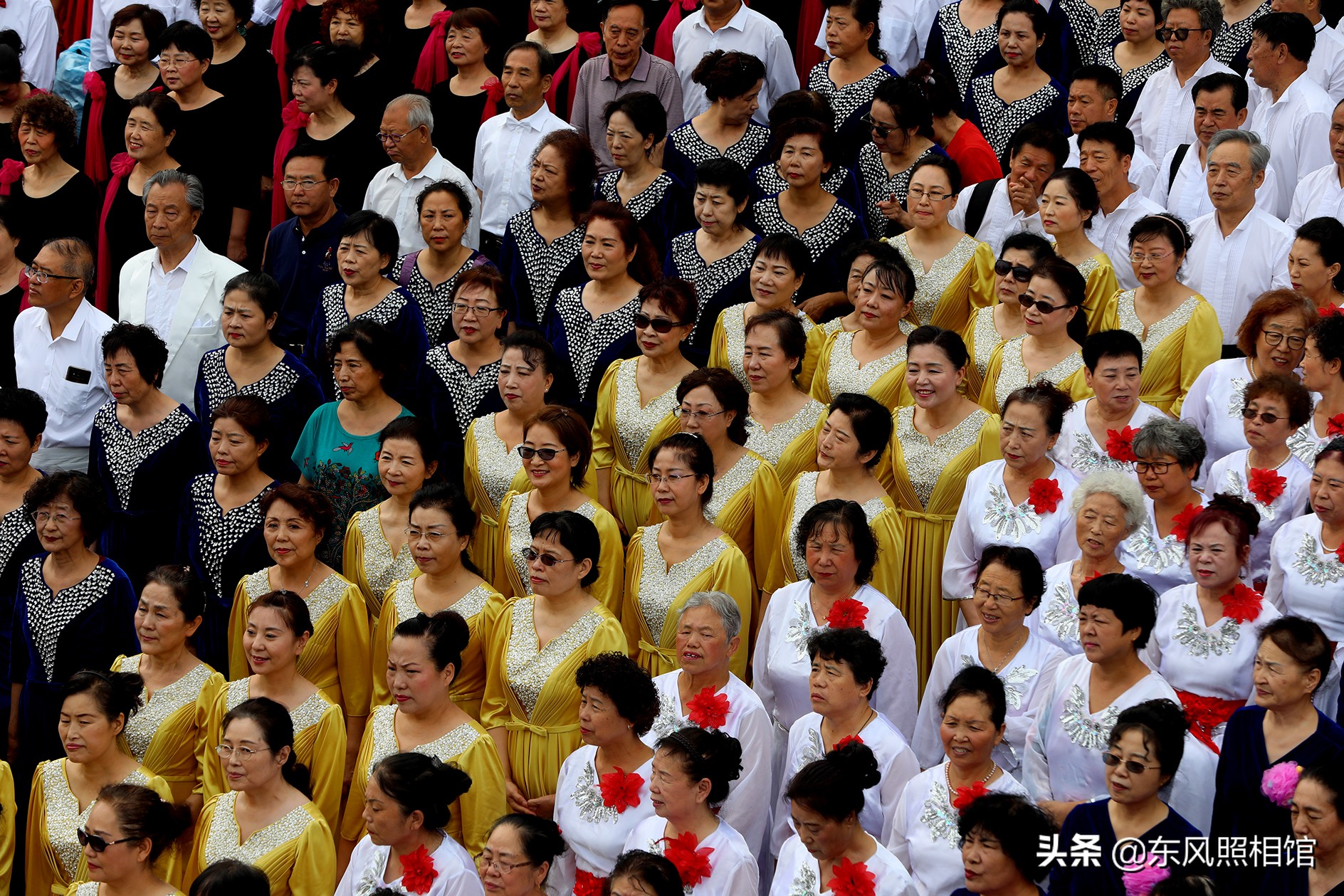 万人大合唱坚持13年,老艺术家爬铲车指挥,歌唱祖国为党献礼