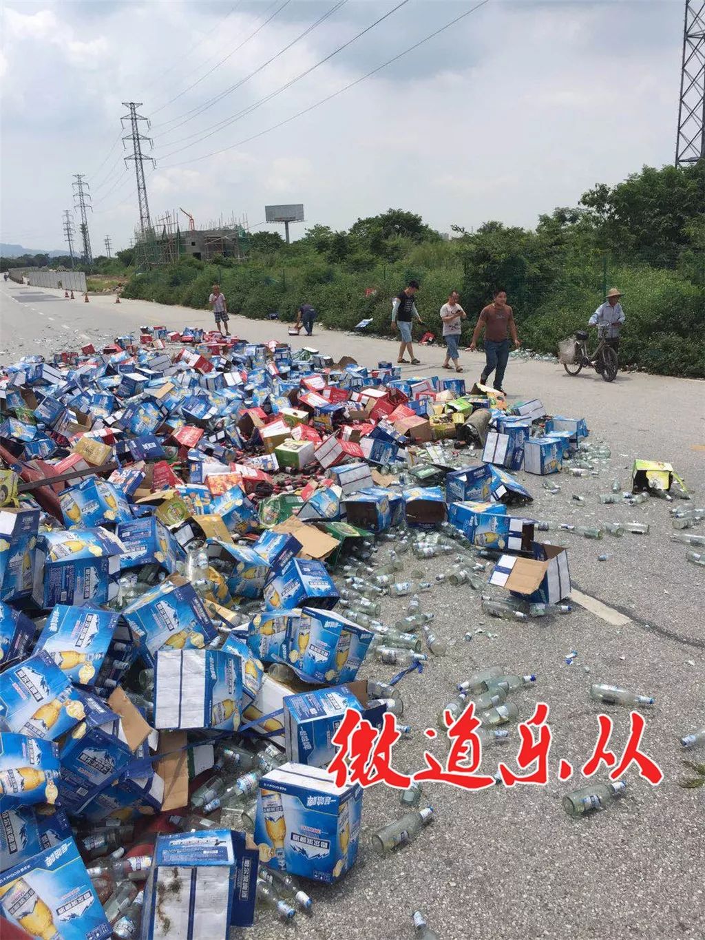 团亿旁一环辅道离奇一幕满地都是啤酒瓶一片狼藉