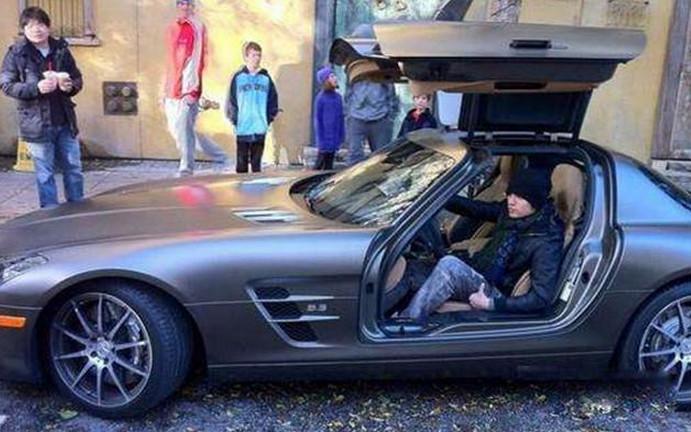 同为新四大天王王力宏的座驾却连周杰伦的一个车门都买不到