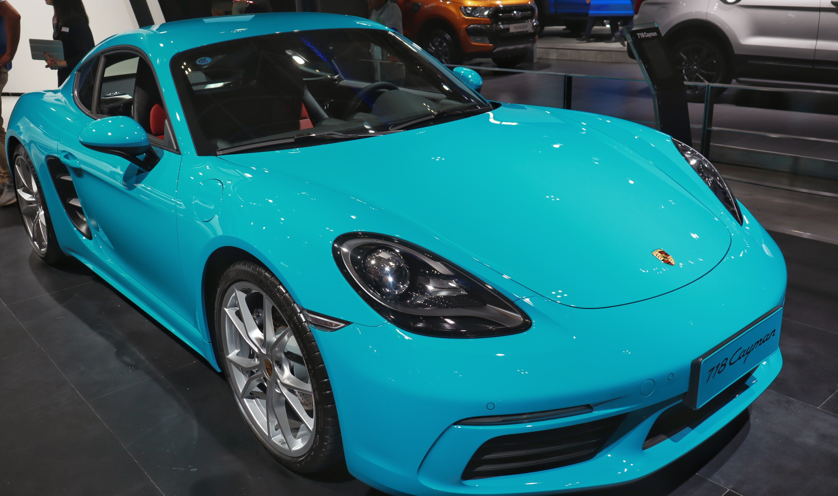 第20届昆明国际车展中外名车云集靓丽车模演绎清凉一夏