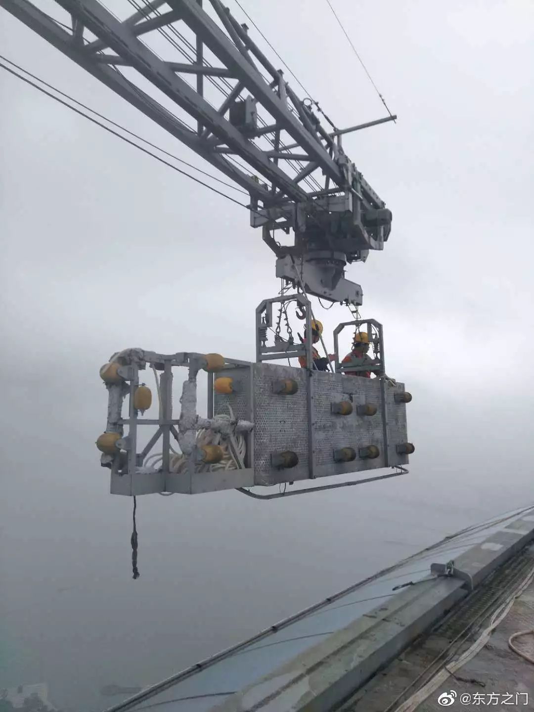 建筑大赞高达300米的擦窗机竟是私人订制