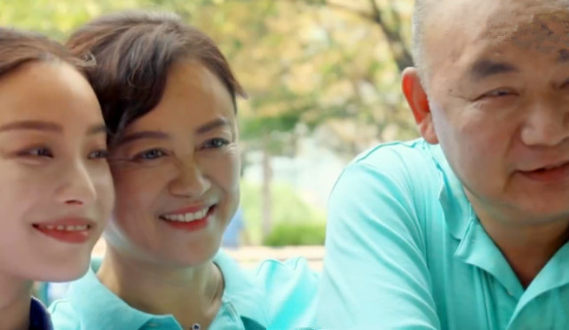 原创倪妮晒一家三口温馨合影倪妈妈素颜出镜小v脸不输明星