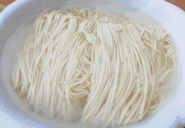 清水面本来只是一份很普通的面,但是拌到蒜蓉虾的汤汁里,它就得到了