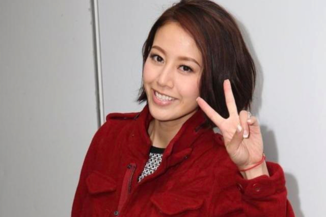 她的第一段婚姻是和黄敏豪,他们两个人因为跳舞相识,后来认识一年就