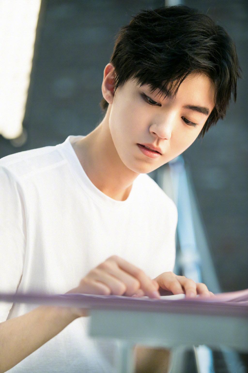 精致帅男孩王俊凯看精致的王俊凯多帅而且帅的还非常秀气