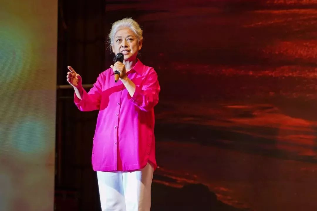 于芳老师今天带来的是诗人李瑛的《黄河落日》.