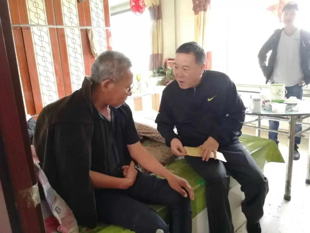 7月1日,在党的98岁生日来临之际,县领导武庆祥,王毅,胡婧,曹兴华,宋福