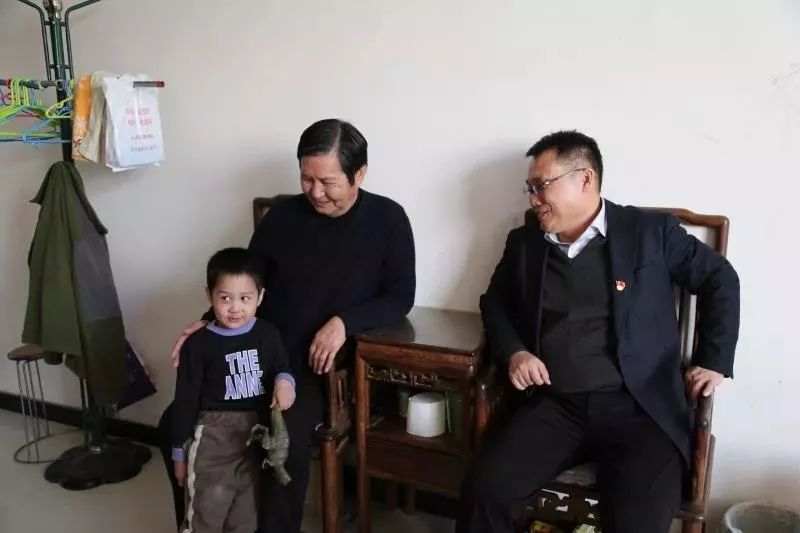 刘琦(右二)生前在供电所调研2019年4月15日,冀北廊坊大城县供电公司
