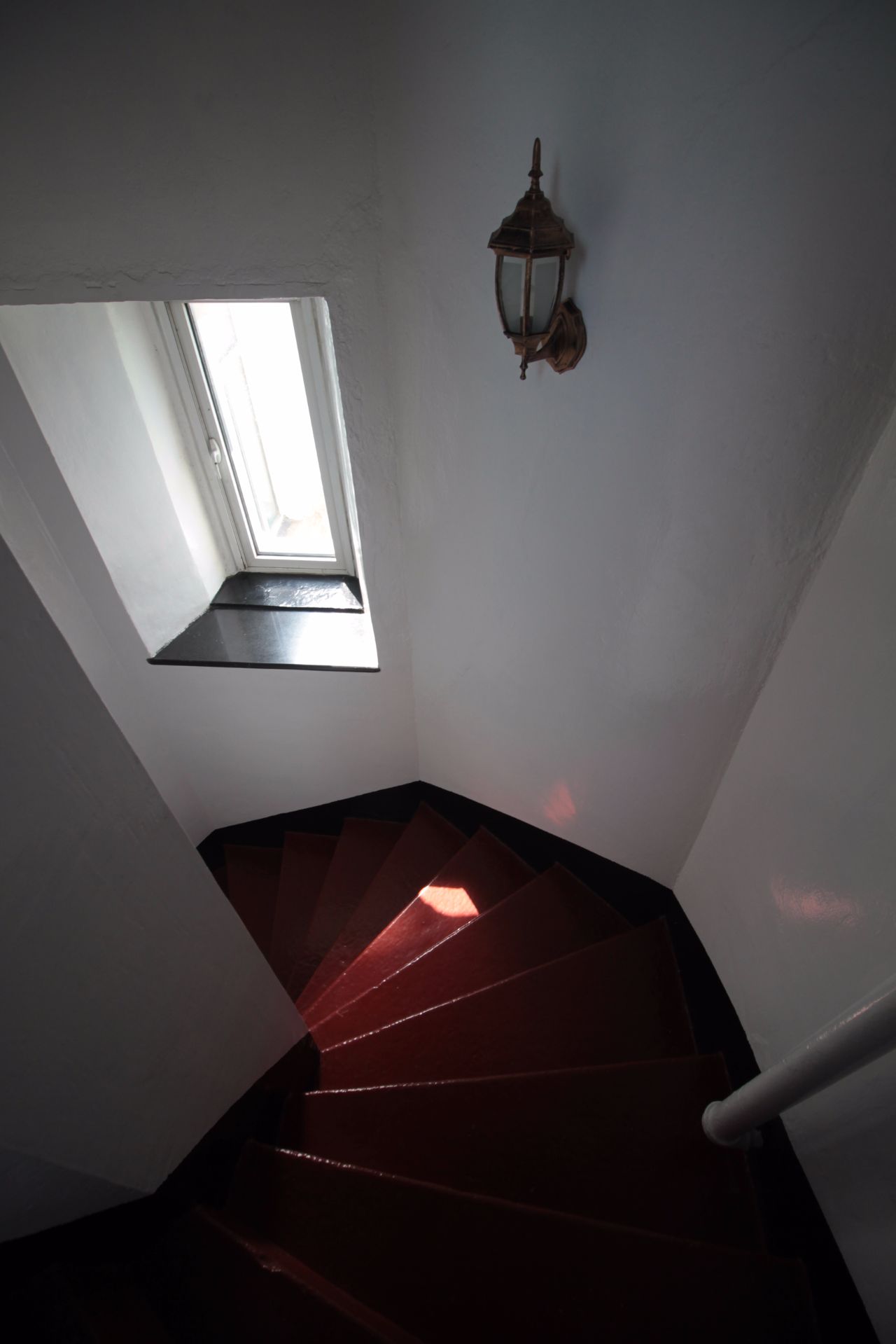 图为团岛灯塔内部构造图为团岛灯塔顶部的发光窗图为团岛灯塔内部的