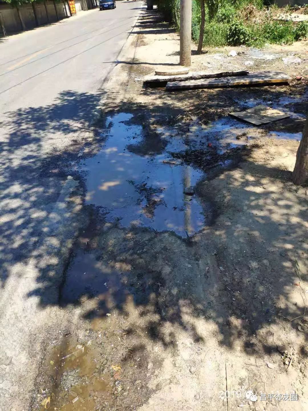 沿街饭店乱倒泔水垃圾大街上污水横流