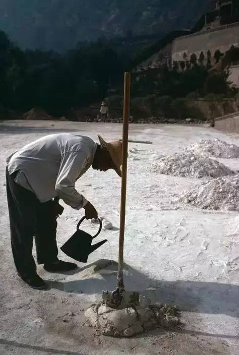 搅拌水泥拖拉机厂的机器操作员桂林去卖猪仔的人从产房带新生儿和孕妇